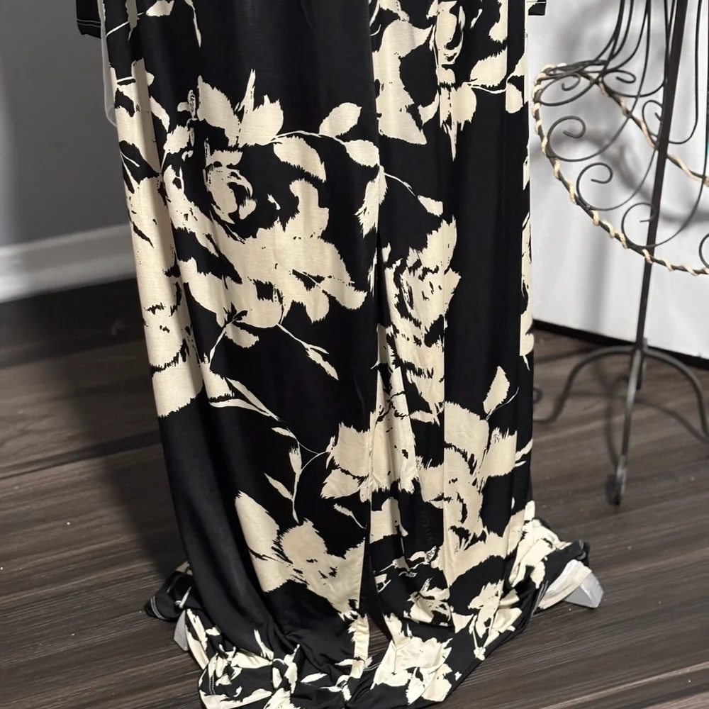 Elegant Black and Cream Floral Pants Suit - Picture 2 of 9